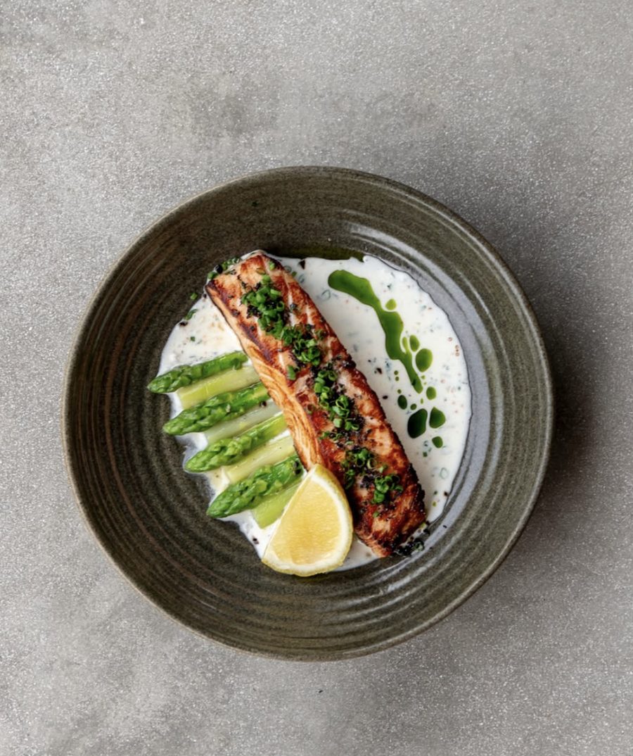 Grilled salmon with asparagus